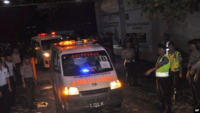 Ambulans membawa mayat warga Belanda Ang Kiem Soe, dan warga Brazil Marco Moreira, meninggalkan pulau Nusakambangan tempat hukuman mati mereka dilakukan, di pelabuhan Wijayapura, Cilacap, Jawa Tengah, Indonesia, 18 Januari 2015