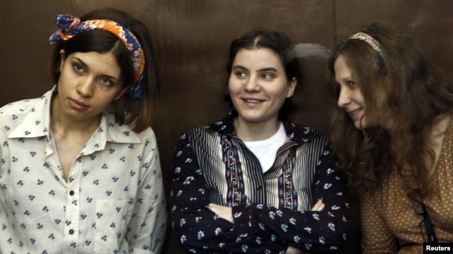 3 ca sĩ ban Pussy Riot (từ trái) Nadezhda Tolokonnikova, Yekaterina Samutsevich, và Maria Alyokhina, ra tòa ở Moscow hôm 3/8/12