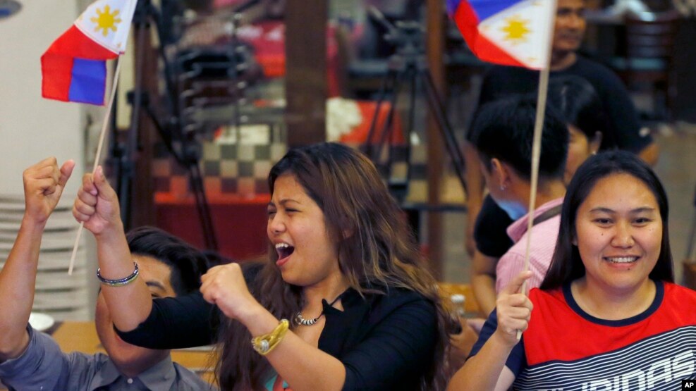 Những người Philippines ăn mừng khoảnh khắc tòa án quốc tế ở The Hague tuyên bố phán quyết có lợi cho Philippines trong vụ kiện với Trung Quốc về tranh chấp ở Biển Đông, ngày 12 tháng 7 năm 2016.