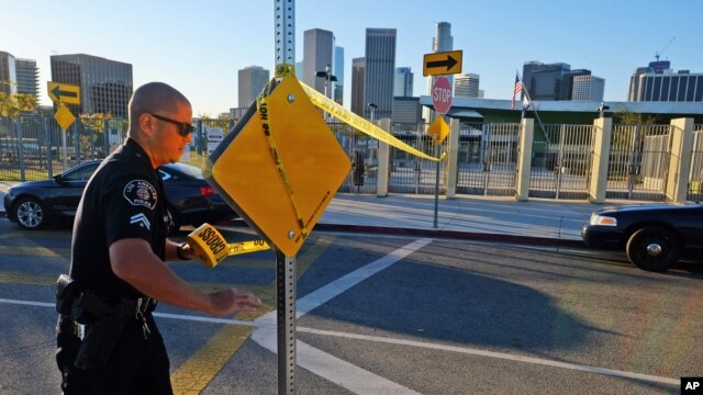 Cảnh sát viên đóng cửa trường trung học Edward Roybal ở Los Angeles, sáng thứ ba ngày 15/12/2015. 