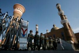 中国武警守卫在乌鲁木齐市中心的清真寺门口（2009年7月10日）