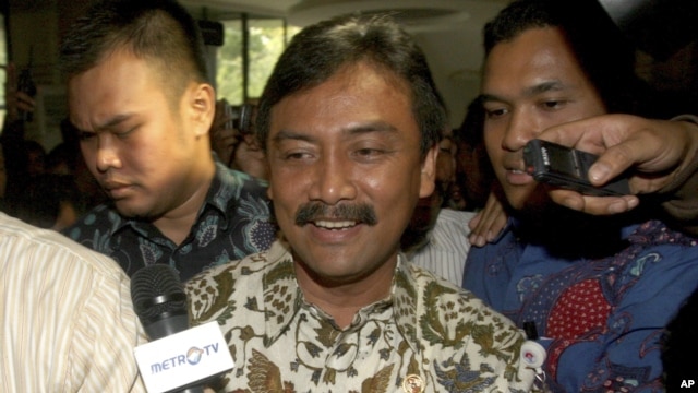 Indonesian Sports and Youth Minister Andi Alfian Mallarangeng is mobbed by the press after announcing his resignation in Jakarta, Indonesia, Dec. 7, 2012. 