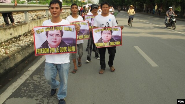 Những người ủng hộ luật sư Lê Quốc Quân tuần hành ở Hà Nội, 2/10/13 (Marianne Brown for VOA)        