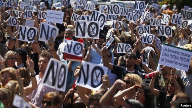 Decenas de miles de personas se unieron a los funcionarios que se manifestaban en contra de la supresión de la paga extra de Navidad.