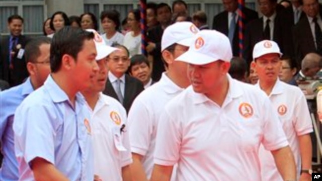 Con trai Thủ tướng Hun Sen, Hun Many, thứ hai từ phải qua. 