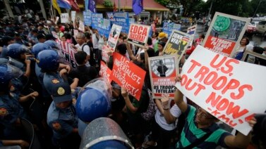 Cảnh sát chặn đoàn người biểu tình đang cố tiếp cận Đại sứ quán Hoa Kỳ trong một cuộc tuần hành phản đối Thoả thuận Tăng cường Hợp tác An ninh giữa Mỹ và Philippines, Manila, Philippines, ngày 04 tháng 10 năm 2016.