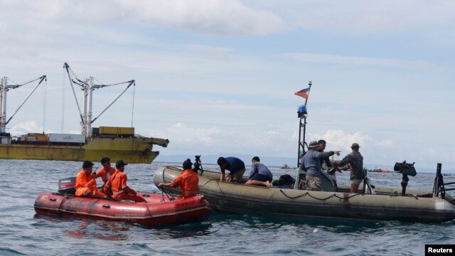 Các toán cứu hộ tìm kiếm người sống sót ngoài vùng biển của tỉnh Cebu, 17/8/2013