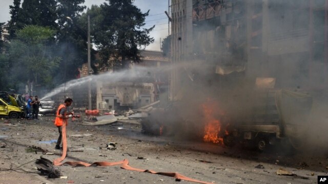 Thường dân Syria tại hiện trường vụ không kích trúng bệnh viện Dubeet ở khu vực Muhafaza tại Aleppo, ngày 3/5/2016.