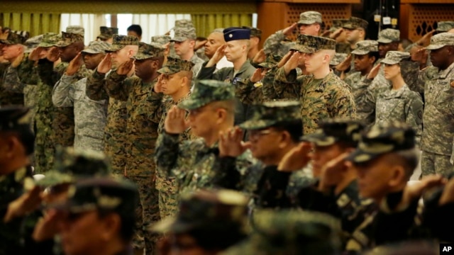 Binh sĩ Mỹ và binh sĩ Philippines chào trước cuộc trập trận chung 20/4/15