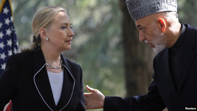 Hillary Clinton y el presidente afgano, Hamid Karzai, este sábado en Kabul.