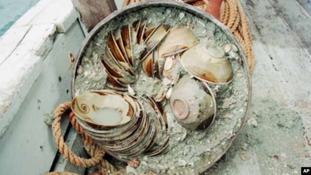 Chinese Changsha bowls and storage jars pulled from the wreck of an ancient Arab ship off the coast of Indonesia
