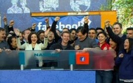 "Facebook" yaqinda o'z aksiyalarini ochiq savdoga qo'ygan edi. Suratda ijtimoiy tarmoq asoschisi va rahbari Mark Zukerberg Kaliforniyadagi sayt markaziy qarorgohida NASDAQ birjasidagi savdoni ochib beryapti, 18-may, 2012-yil.