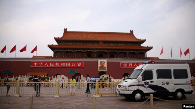 2014年6月4日，作为中国政治象征的天安门，门前有警车。