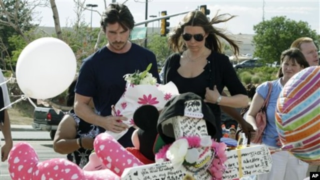 Ngôi sao Christian Bale cùng với vợ còn tới nơi tưởng niệm tạm thời, được dựng lên gần rạp chiếu phim để tưởng nhớ các nạn nhân.