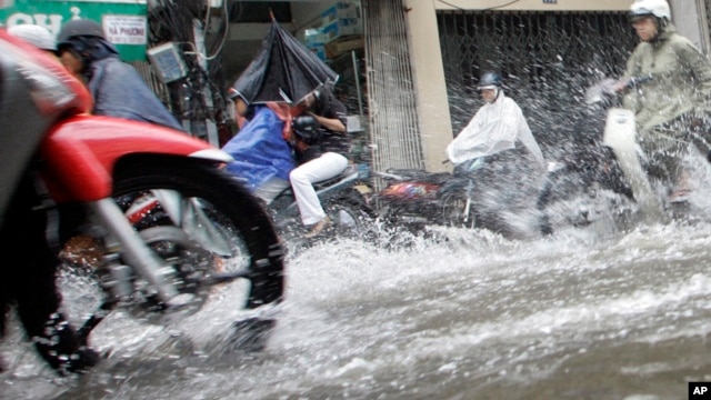 Ảnh minh hoạ: Xe cộ chạy trên đường phố bị ngập lụt ở Việt Nam.