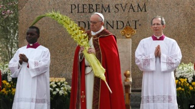 Đức Giáo Hoàng Phanxicô cử hành thánh lễ ngày Chủ Nhật Lễ Lá tại Quảng trường Thánh Phêrô, ở Vatican, 24/3/2013.