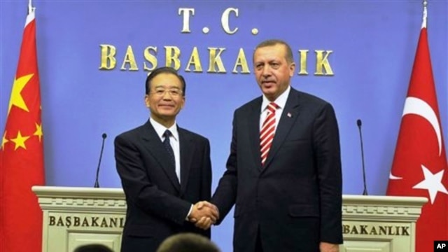 Turkish Prime Minister Recep Tayyip Erdogan (r) and his Chinese counterpart Wen Jiabao after a news conference in Ankara, 08 Oct 2010
