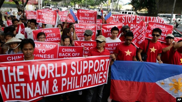 Người Việt Nam và Philippines xuống đường biểu tình trước Lãnh sự quán Trung Quốc tại thành phố Makati, ngày 16/5/2014.