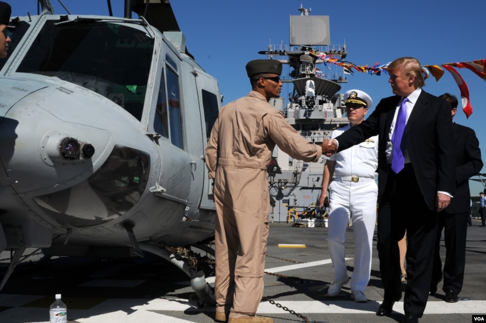 2009年5月21日，紐約商人川普登上海軍硫磺島號軍艦參觀（美國海軍照片）