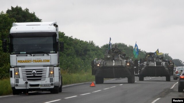 Xe bọc thép của quân đội Ukraine đi tuần ở khu vực Donetsk, 18/8.2014. 