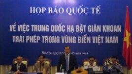 Cuộc họp báo về việc Trung Quốc đặt giàn khoan ở Biển Ðông bao gồm đại diện của Bộ ngoại giao, cảnh sát biển, tập đoàn dầu khí quốc gia Việt Nam.