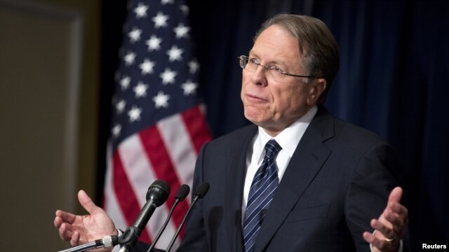 Ông Wayne LaPierre người đứng đầu hiệp hội về súng, nói chuyện tại một cuộc họp báo
