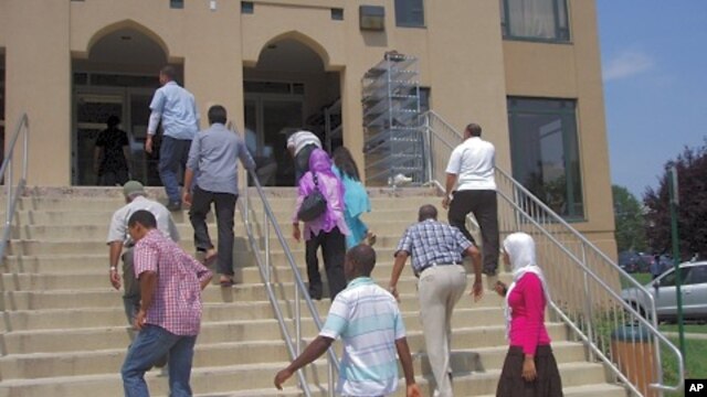 Muslim worshipers arrive for midday prayer service at the ADAMS center in Virginia, 13 Sep 2010