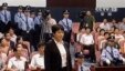 中央电视台画面显示薄熙来妻子谷开来(中间站立者)2012年8月9日在中国东部的合肥市中级人民法院出庭受审。 