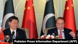 中国主席习近平和巴基斯坦总理谢里夫在伊斯兰堡开记者会（2015年4月20日）