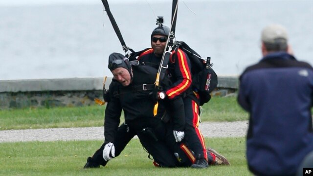 Приземление Джорджа Буша-старшего на лужайке епископальной церкви св. Анны. 12 июня 2014.