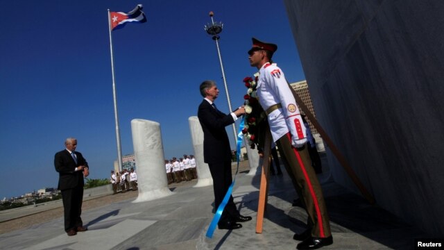 Ngoại trưởng Anh Philip Hammond (giữa) tham dự nghi thức đặt vòng hoa cho anh hùng Cuba Jose Marti tại Quảng trường Cách Mạng ở Havana, ngày 28/4/2016.