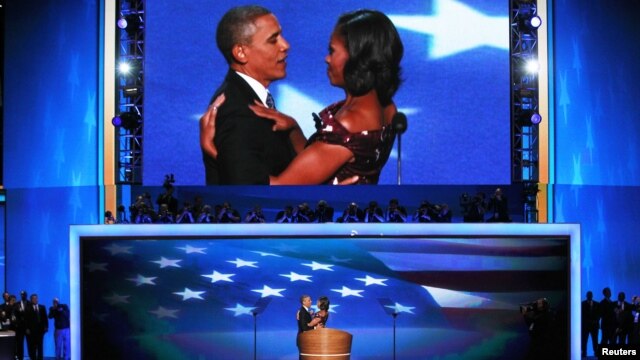 El presidente Barack Obama abraza a su esposa Michelle a la que agradeció por su discurso del martes.