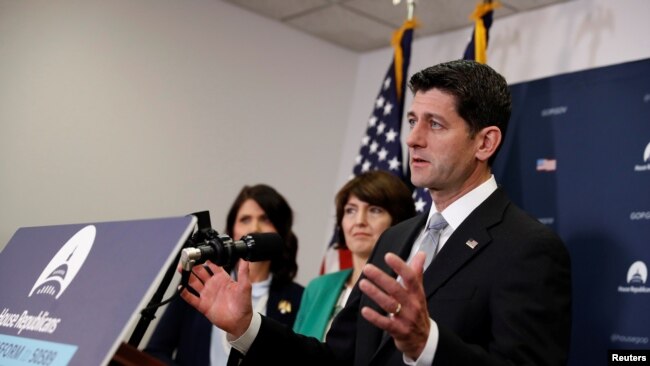 El presidente de la Cámara de Representantes, Paul Ryan, habla en una conferencia de prensa con los líderes republicanos en el Capitolio, el 5 de diciembre de 2017.