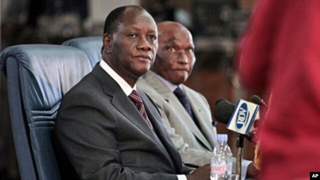 Ivorian President Alassane Ouattara (L) and Senegalese counterpart Abdoulaye Wade listen to a question during a joint press conference in Dakar, May 13, 2011
