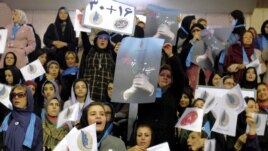 Qadın seçicilər islahat təmayüllü namizədin kampaniya nümayişində şüarlar səsləndirir. 18 fevral, Tehran.