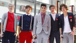 Miembros de la banda británico-irlandesa "One Direction" posan después de actuar en el "Today" show, de la cadena NBC.