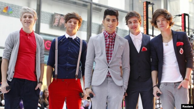 Miembros de la banda británico-irlandesa "One Direction" posan después de actuar en el "Today" show, de la cadena NBC.
