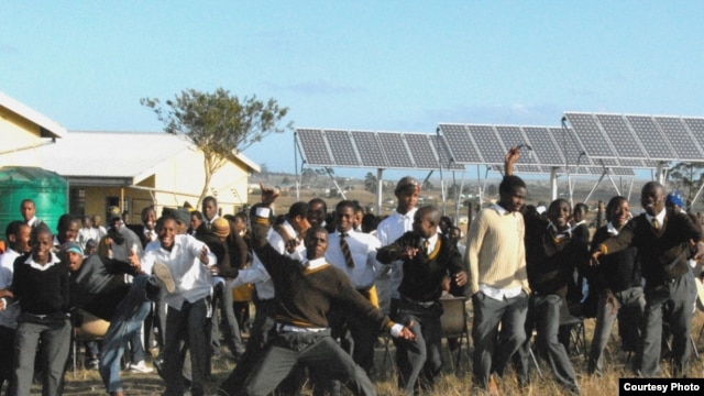 South African pupils celebrate the electrification of their school by means of solar panels installed by SELF. (SELF)