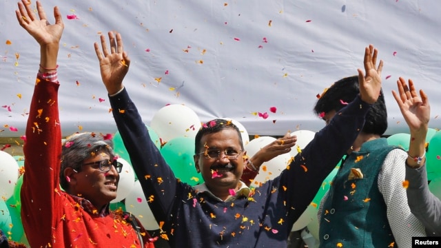 Lãnh tụ đảng Aam Admi Arvind Kejriwal (giữa) vẫy chào người ủng hộ tại New Delhi, ngày 10/2/2015.