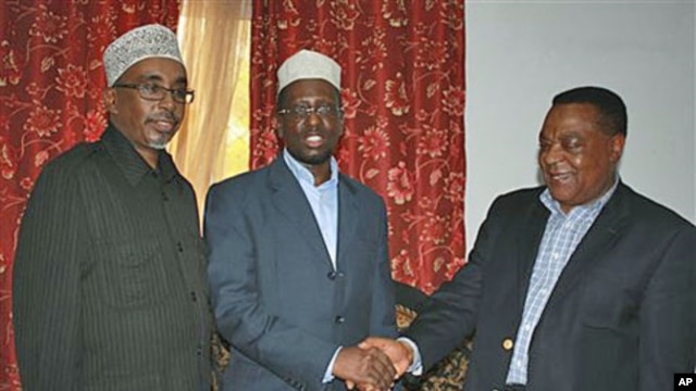 United Nations Special Representative for Somalia Augustine P. Mahiga (R) meets with Somalia parliament speaker, Sharif Hassan Sheik Adan (L) and president Sheik Sharif Sheik Ahmed (C) at Mogadishu's presidential palace in Mogadishu, Somalia, October 2010