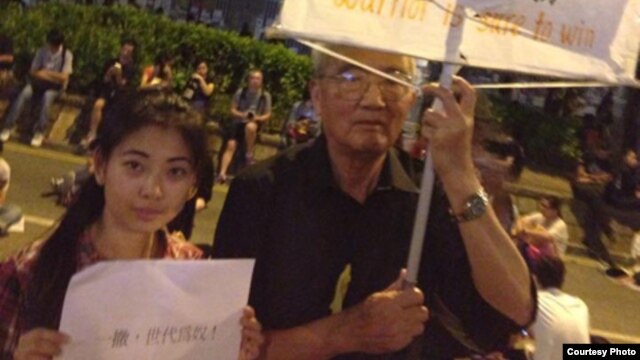 Nancy Nguyễn cầm tấm biểu ngữ của người biểu tình Hong Kong với hàng chữ - 'Nếu bây giờ bạn rời khỏi đây, bạn sẽ mãi mãi bị nô lệ'