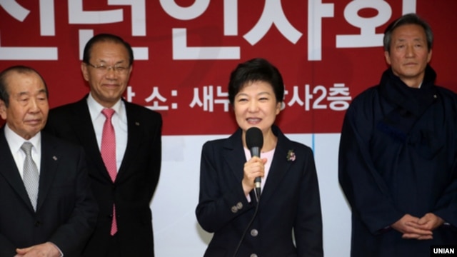 1일 서울 새누리당 여의도 당사에서 열린 2013 신년인사회에 참석한 박근혜 한국 대통령 당선인(가운데). (자료사진)