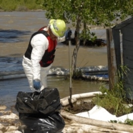 The burst pipe spilled as much as 1,000 barrels of crude oil - more than 160,000 liters- into the river, just downstream from famed Yellowstone National Park.
