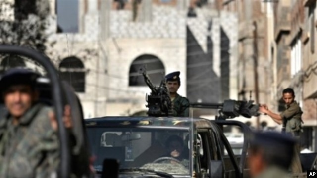 Members of the Yemeni anti-terror unit secure an area outside a court where suspected al-Qaida members were on trial in Sana'a, 26 Jan 2010