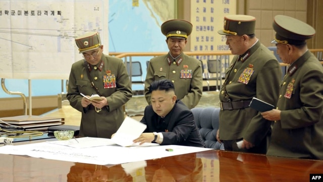 Ảnh do KCNA phát hành cho thấy nhà lãnh đạo Bắc Triều Tiên Kim Jong-Un thảo luận về kế hoạch tấn công với các tướng lãnh trong cuộc họp khẩn tại một địa điểm bí mật.