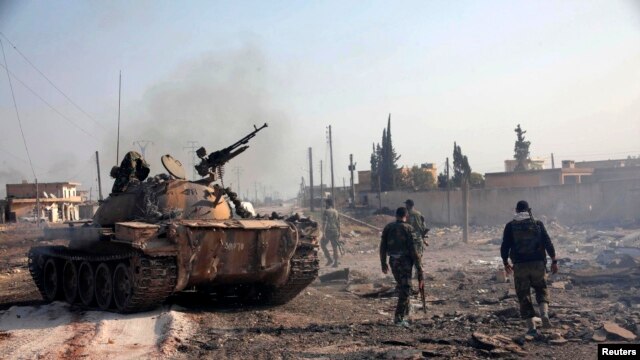 Pasukan setia Presiden Suriah Bashar al-Assad bersiaga di wilayah Tel Hasel, provinsi Aleppo (15/11).