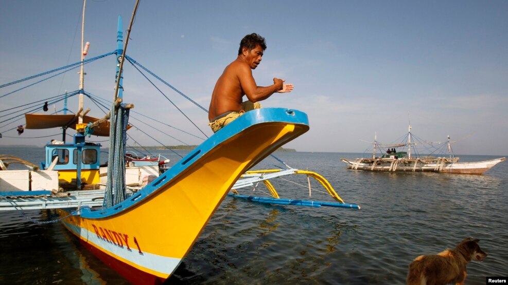 Hình tư liệu - Một ngư dân Philippines ngồi trên mũi thuyền sau khi trở về từ Bãi cạn Scarborough, ngày 10 tháng 5 năm 2012.