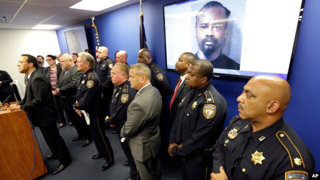 Autoridades policiales de Houston, Texas, durante una conferencia de prensa enla que mostraron el retrato del presunto autor de la masacre, David Conley