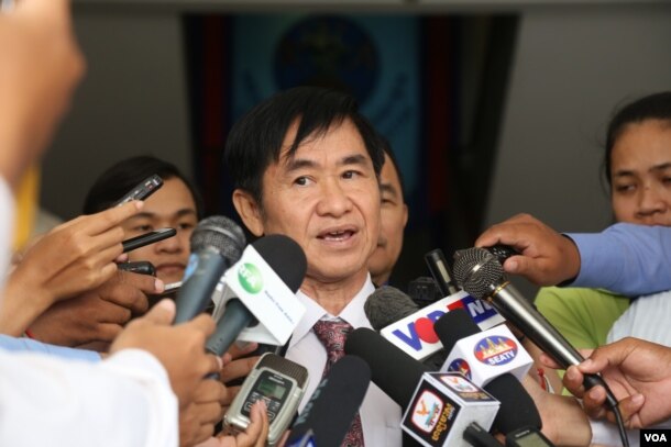 NEC’s spokesperson Hang Puthea addresses the press after having a meeting with senior CNRP lawmakers at the National Election Committee (NEC) on Friday, November 25, 2016 in Phnom Penh. (Leng Len/VOA Khmer)