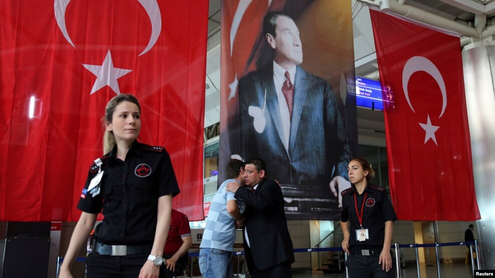 Nhân viên an ninh tại Phi trường Quốc tế Ataturk tại Istanbul, ngày 29/6/2016.